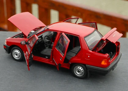 Original Authorized Authentic 1 18 Yiqi Chinese Tianjin Xiali TJ7100 Hatchback Toy Car Miniature for christmas Birthday gift collection698